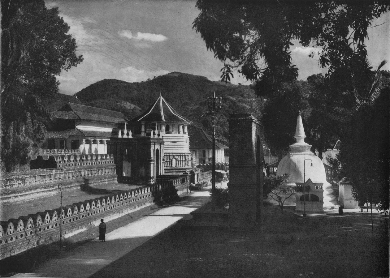 Le temple de la dent sacrée et Dagoba, Kandy, Ceylan - Alfred William Amandus Plate