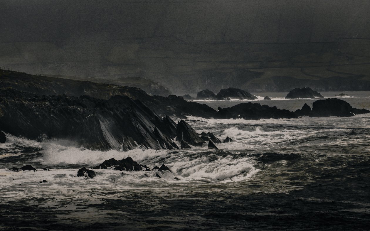 Cliffs Near Inch, 2018 (photographie peinte à la main) - Alice Gur-Arie