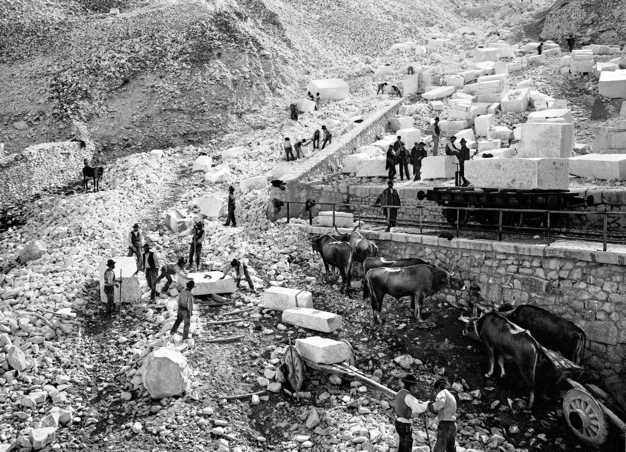 Chargement de blocs de marbre à la carrière de Ravaccione - Fratelli Alinari