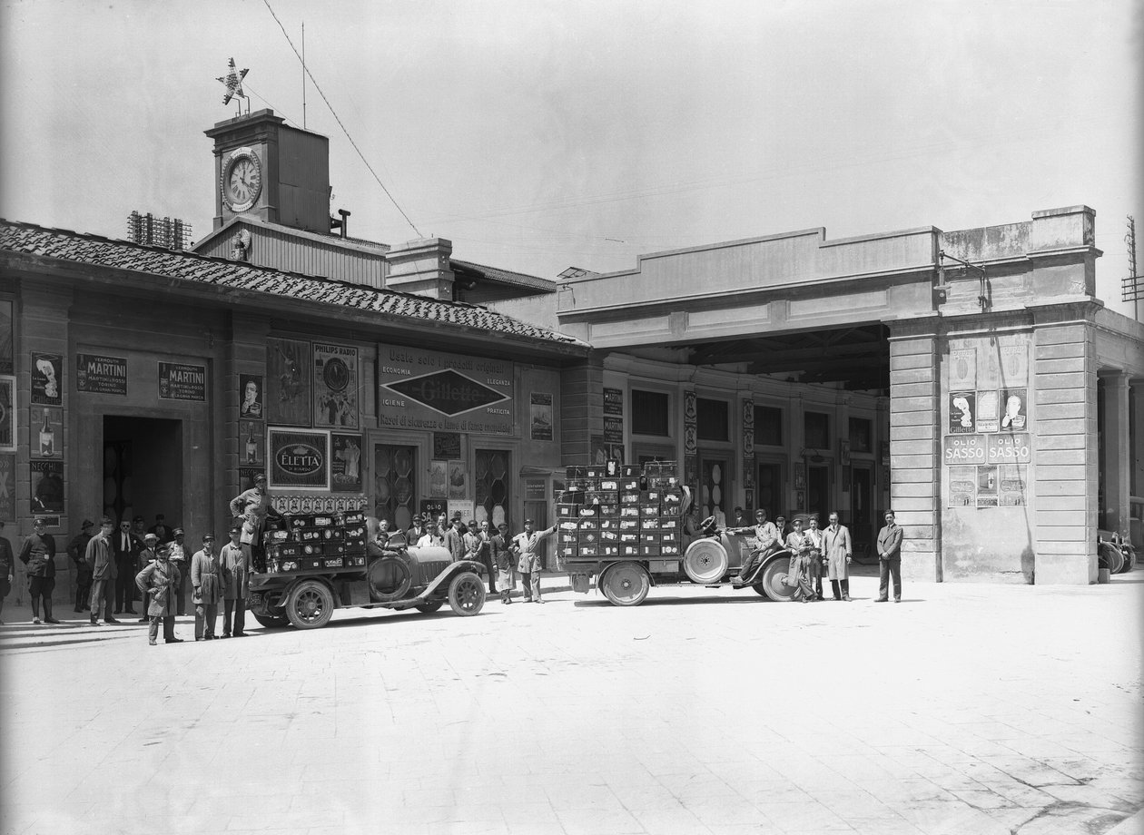 Porteurs devant la gare, conçue par Enrico Maria Antonia Present (sur le site où se trouve la nouvelle gare de Santa Maria Novella), Florence (photo n/b) - Fratelli Alinari