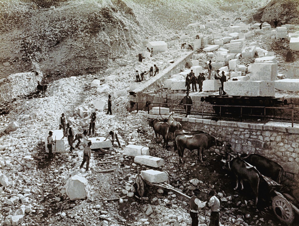 Gare avec des ouvriers chargeant des blocs de marbre sur des wagons de chemin de fer, trois paires de bœufs avec des wagons de transport sont visibles - Fratelli Alinari