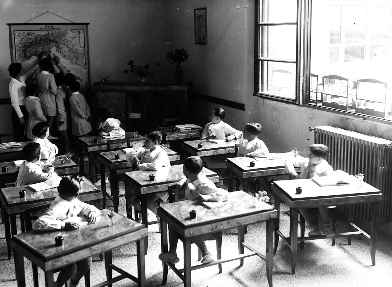 Villa Rosa Maltoni Mussolini : garçons dans une salle de classe - Fratelli Alinari
