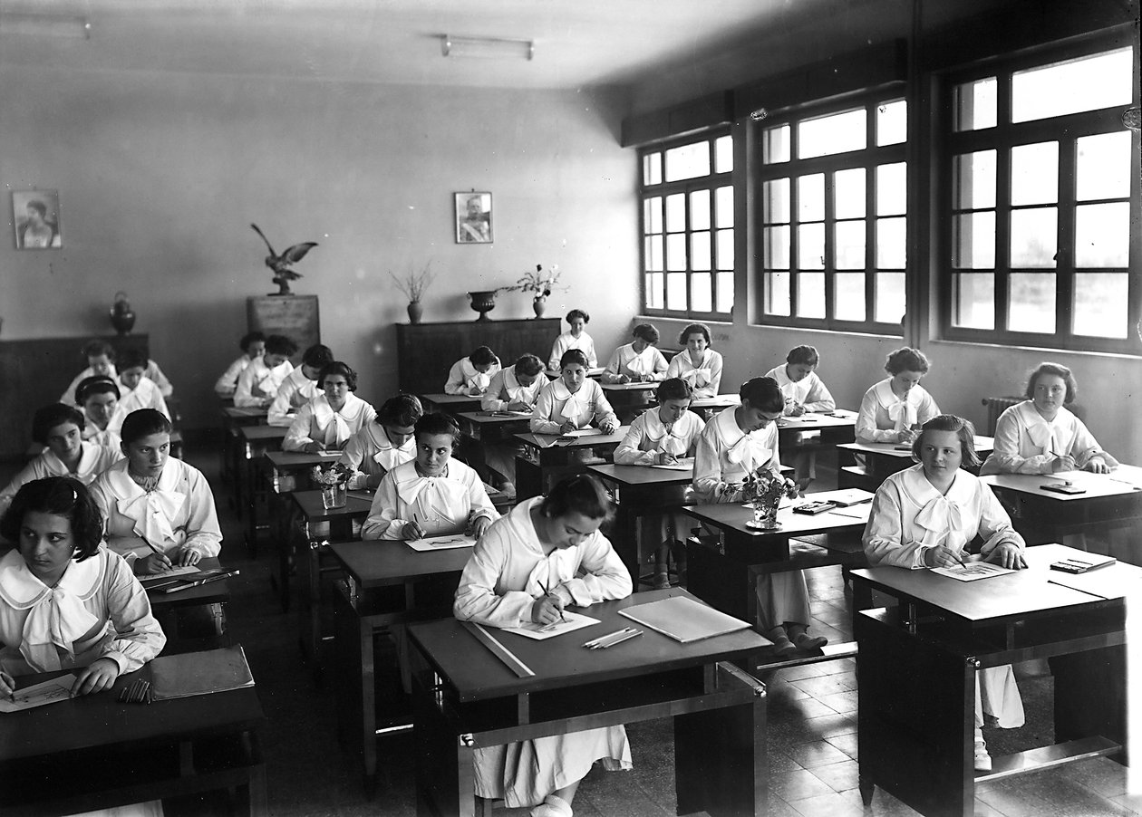 Villa Rosa Maltoni Mussolini : étudiantes pendant une leçon de dessin - Fratelli Alinari