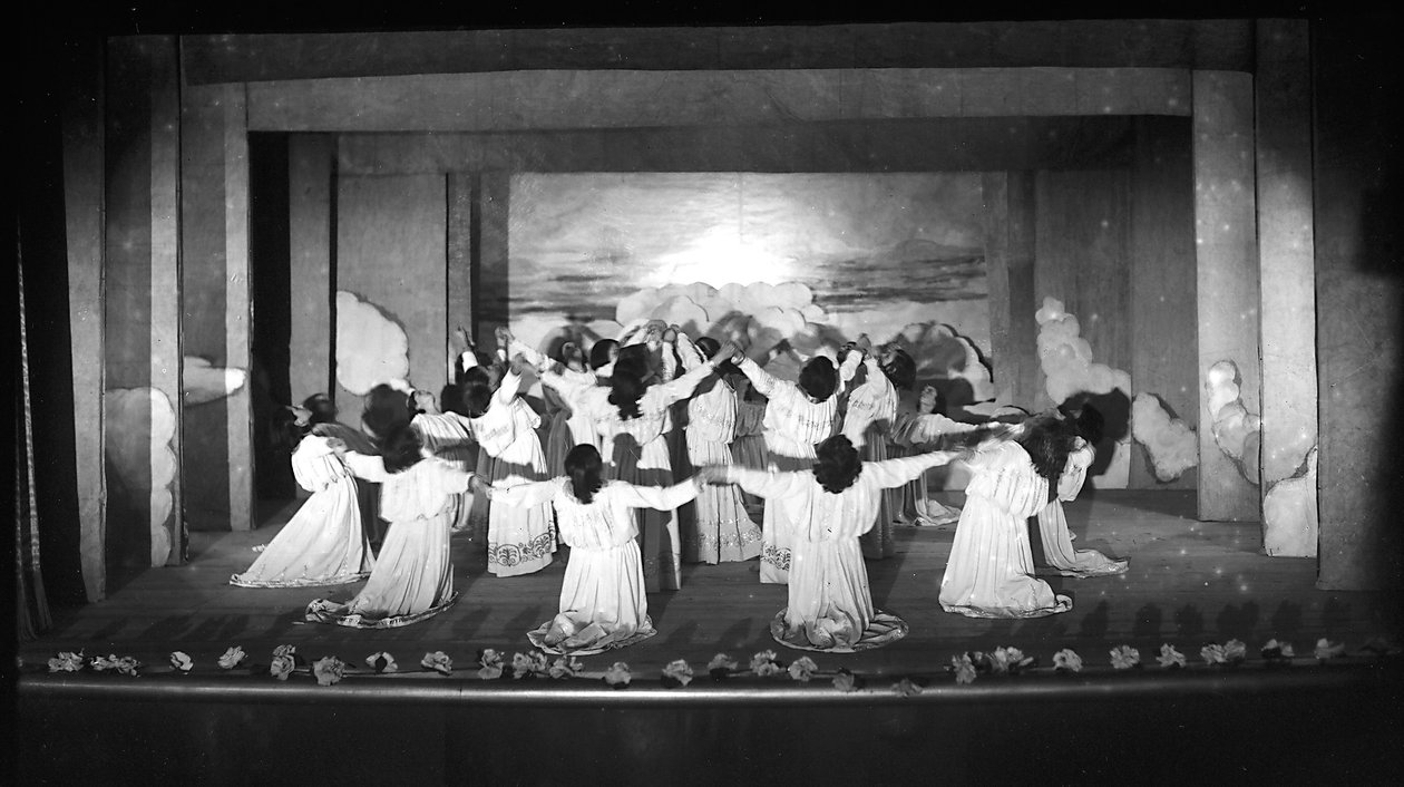 Villa Rosa Maltoni Mussolini : élèves féminines en représentation - Fratelli Alinari