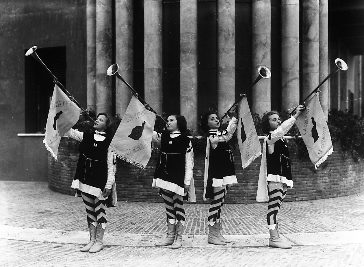 Villa Rosa Maltoni Mussolini: groupe de jeunes filles habillées en pages - Fratelli Alinari