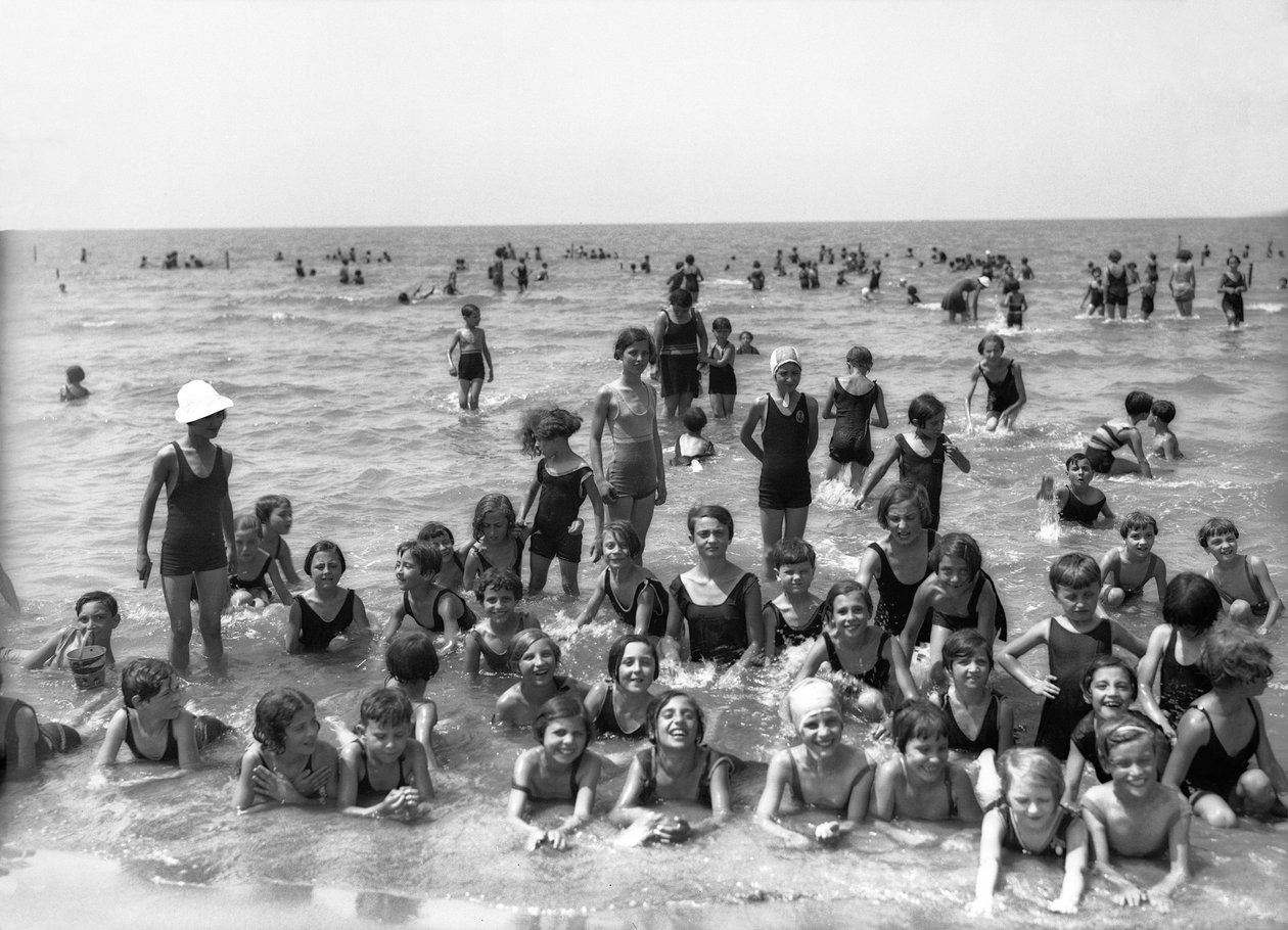 Villa Rosa Maltoni Mussolini : étudiants en colonie de vacances, posant pendant une baignade (photo n/b) - Fratelli Alinari