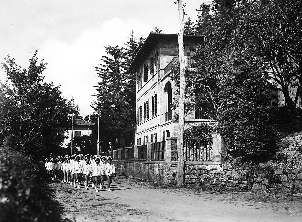 Villa Rosa Maltoni Mussolini : jeunes étudiantes en promenade - Fratelli Alinari
