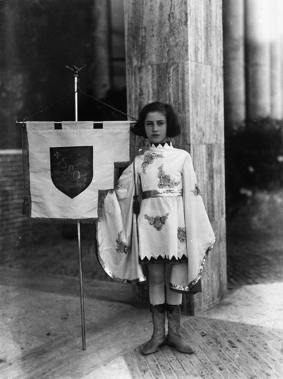 Villa Rosa Maltoni Mussolini : jeune fille déguisée en page avec la bannière de la ville de Rome - Fratelli Alinari