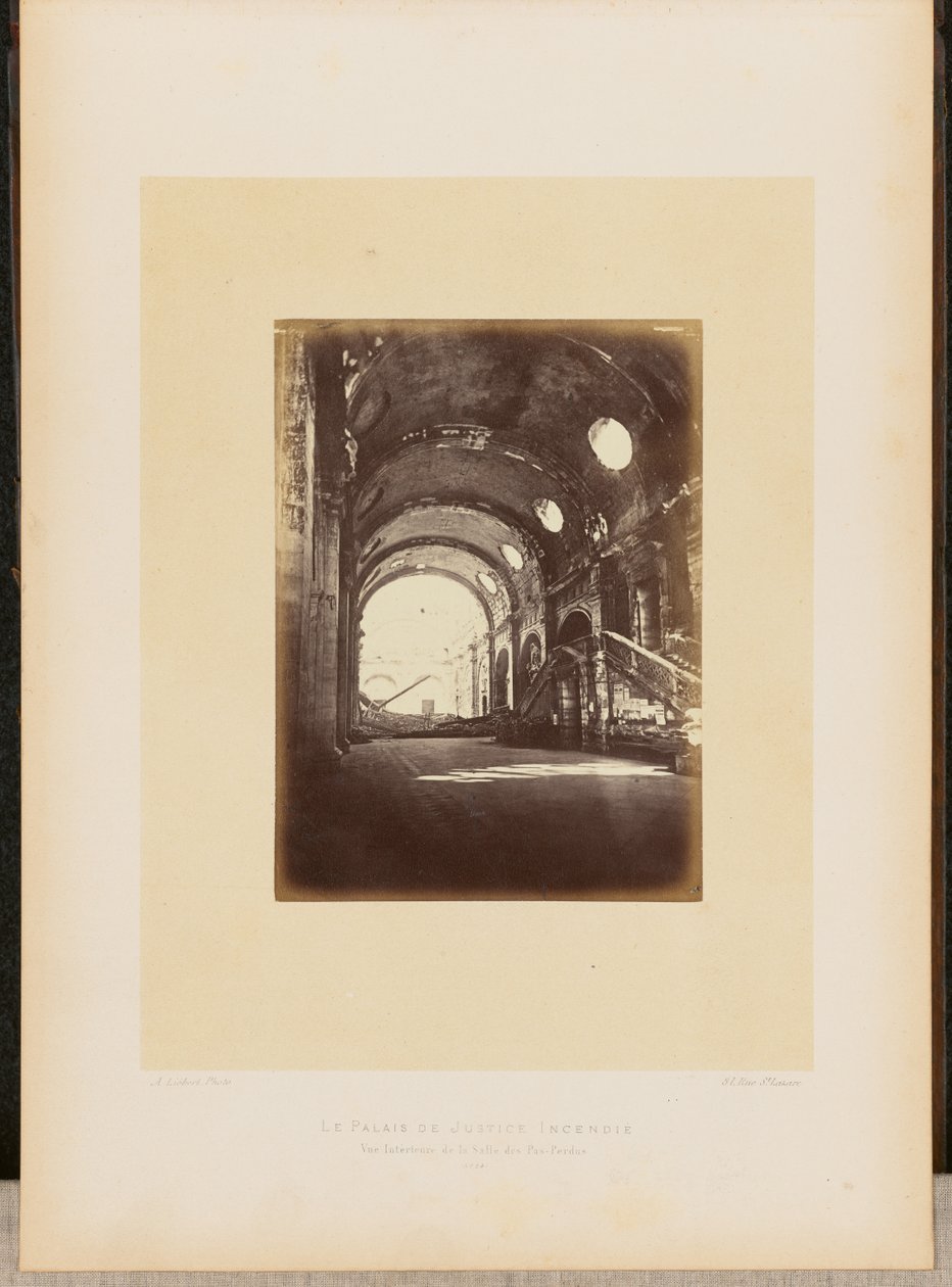 Le Palais de Justice incendié. Vue intérieure de la Salle des Pas-Perdus. - Alphonse J. Liébert