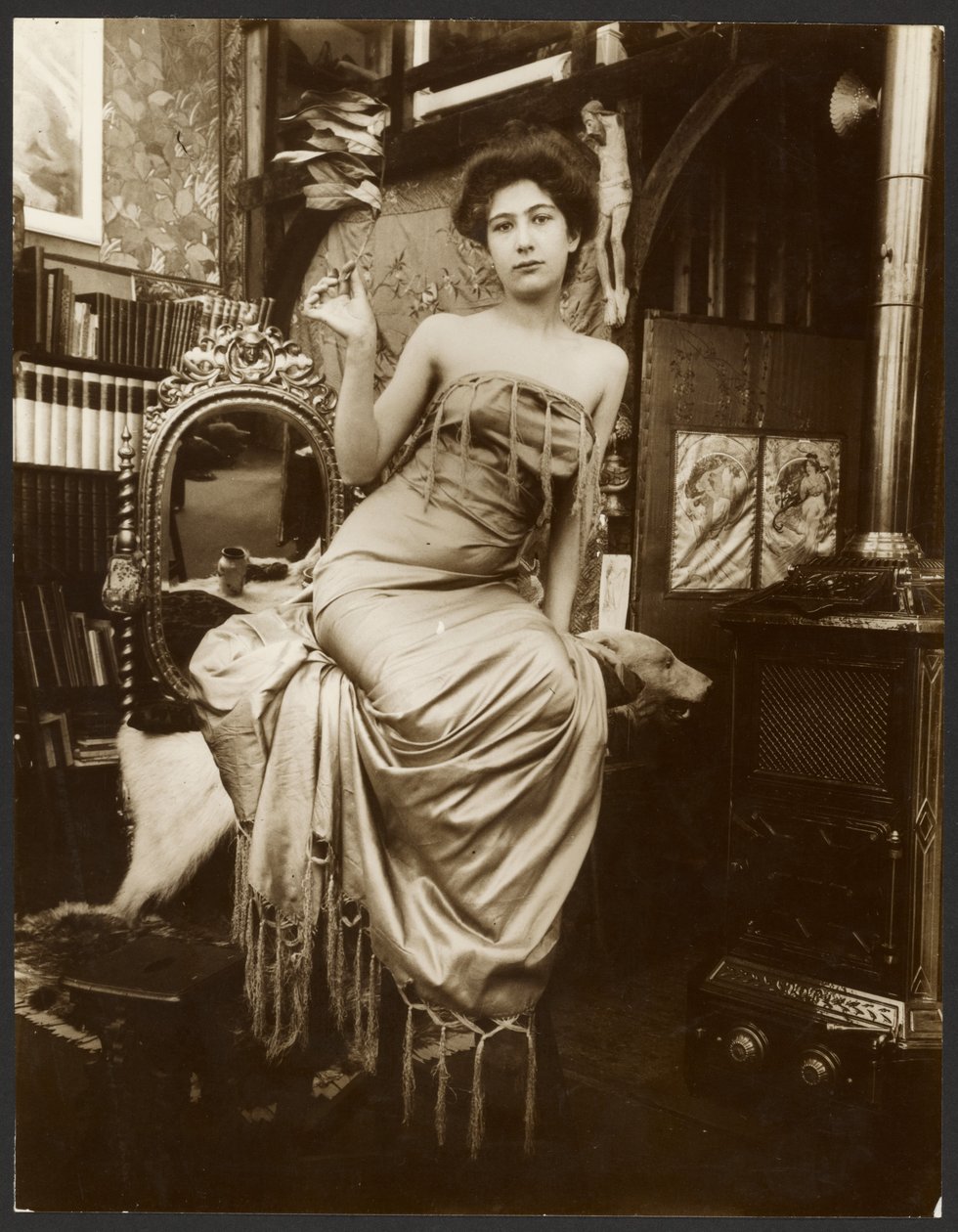 [Modèle féminin tenant une branche de laurier, Paris] - Alphonse Maria Mucha