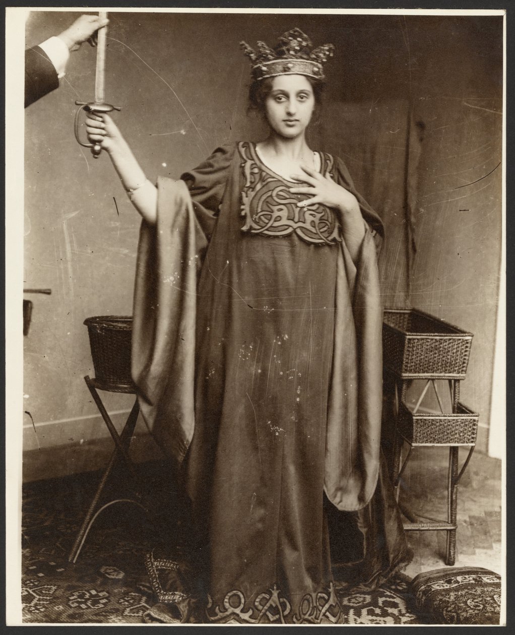 [Modèle féminin portant une couronne et tenant une épée] - Alphonse Maria Mucha