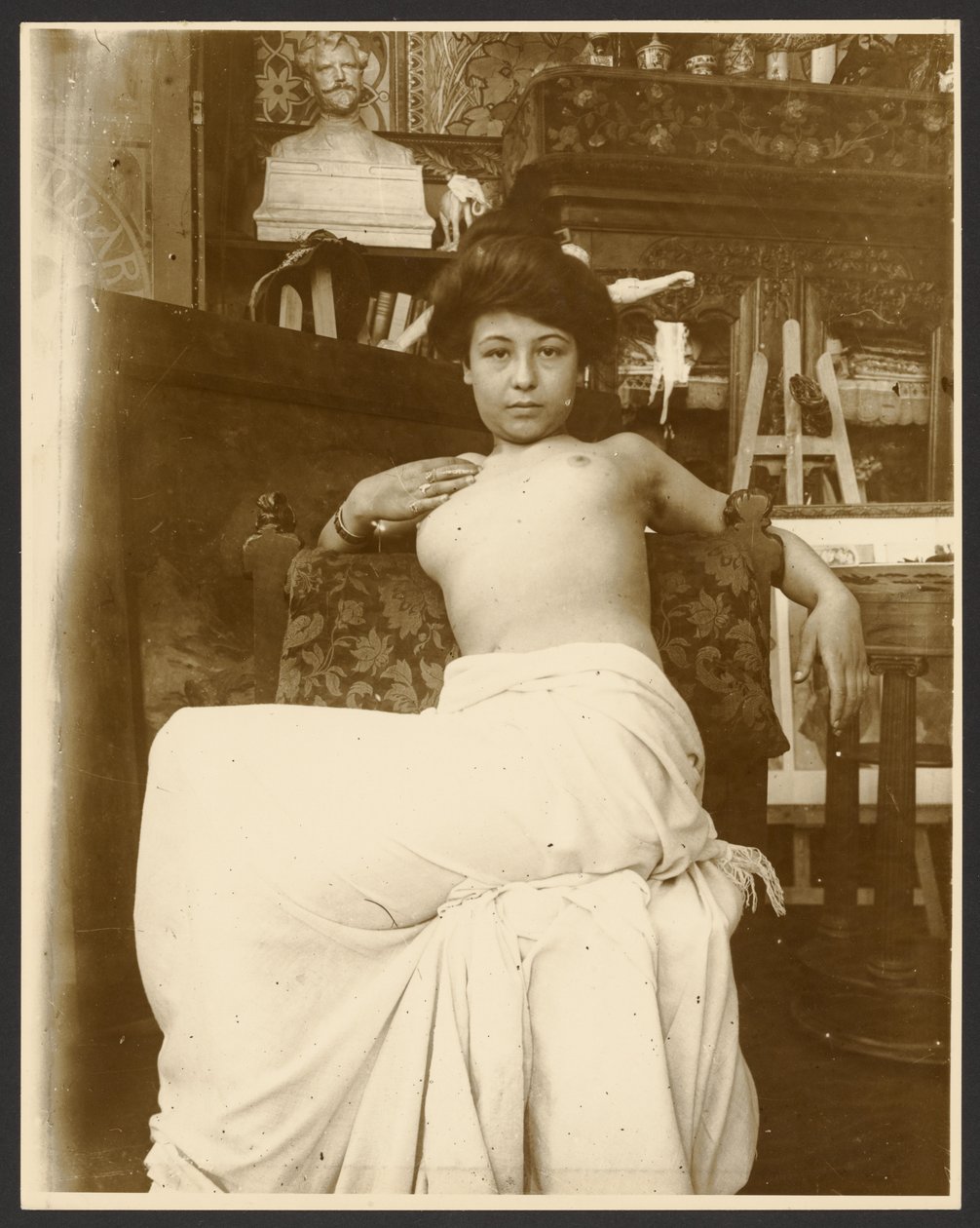 [Modèle féminin pour l