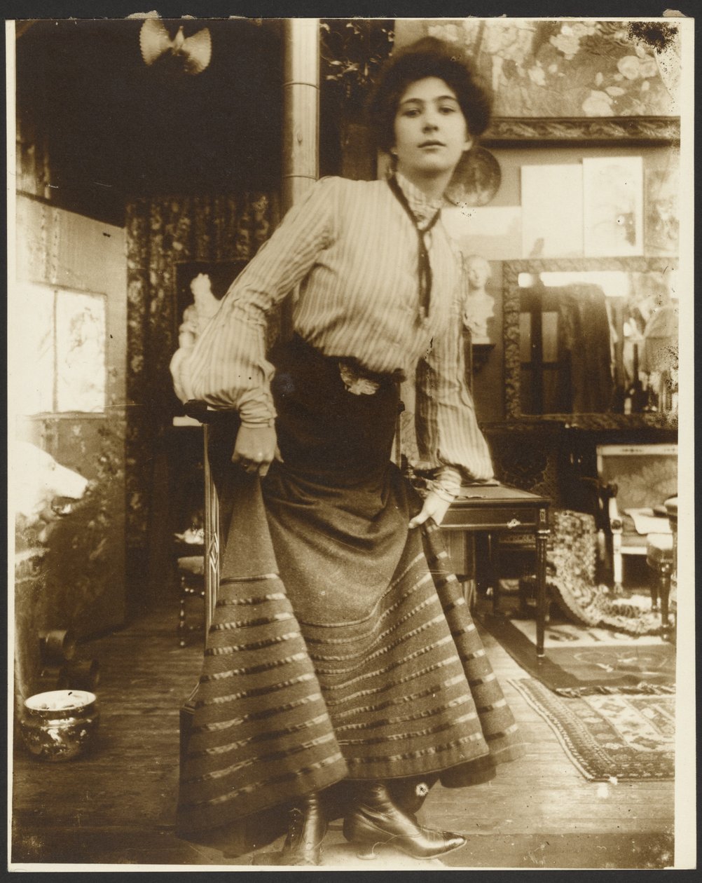 [Modèle féminin en blouse rayée et robe longue, Paris] - Alphonse Maria Mucha