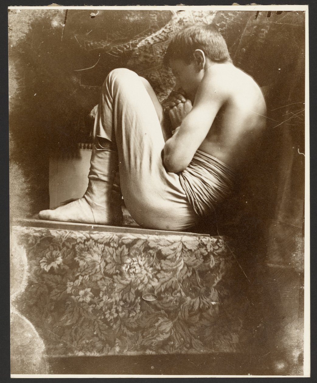 [Modèle masculin en position fœtale, Paris] - Alphonse Maria Mucha