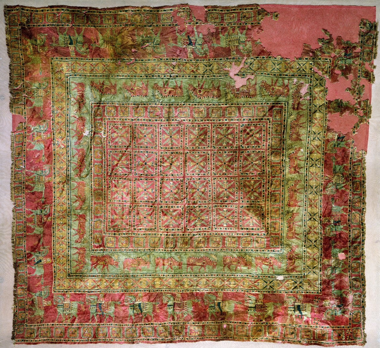 Tapis représentant des chevaux, des cavaliers, des daims et des griffons, des tumulus de Pazyryk, Ve-IVe siècle av. J.-C. - Altaic School