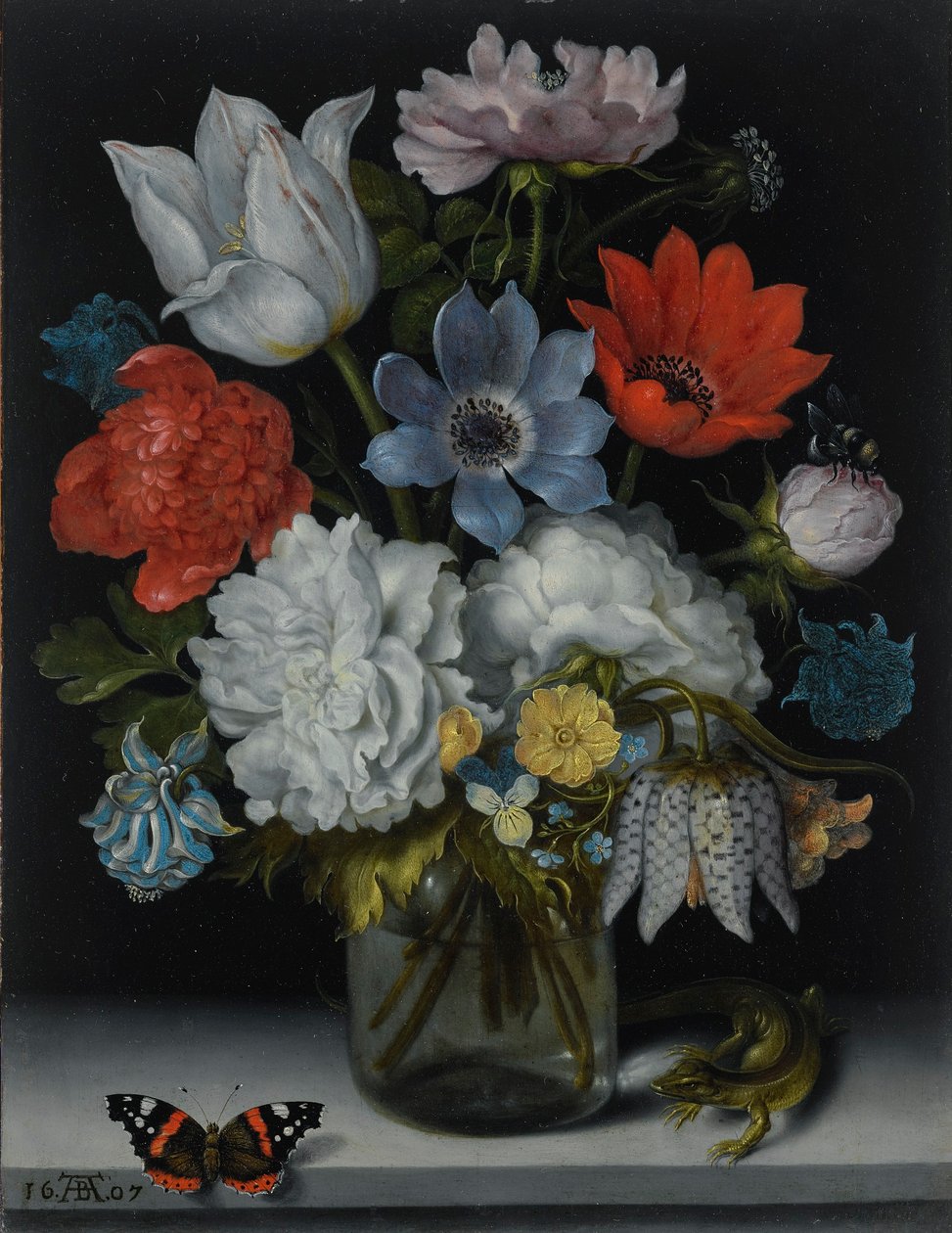 Hollandais : Fleurs dans une fiole de verre sur un rebord de marbre, flanquées d