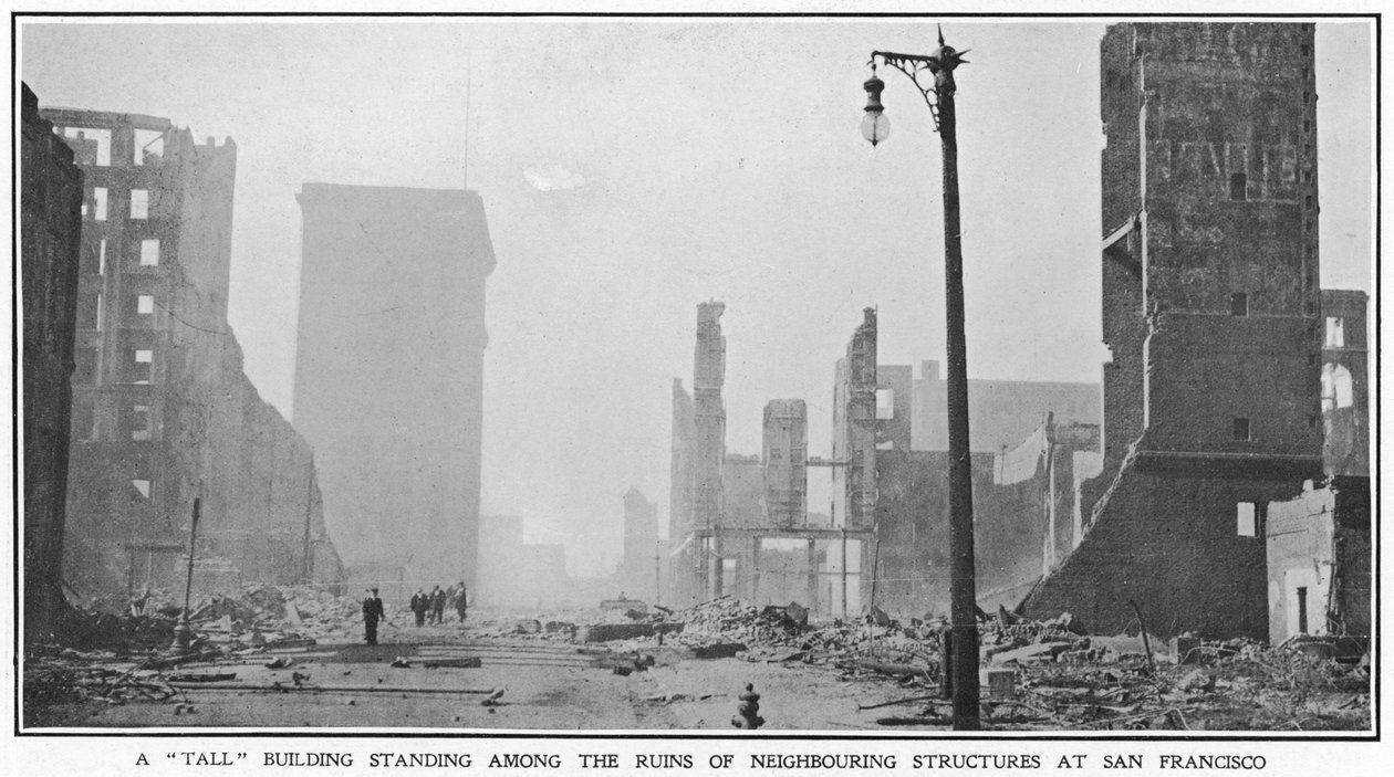 Un grand bâtiment debout parmi les ruines des structures voisines après le tremblement de terre de San Francisco de 1906, 1906 - American Photographer