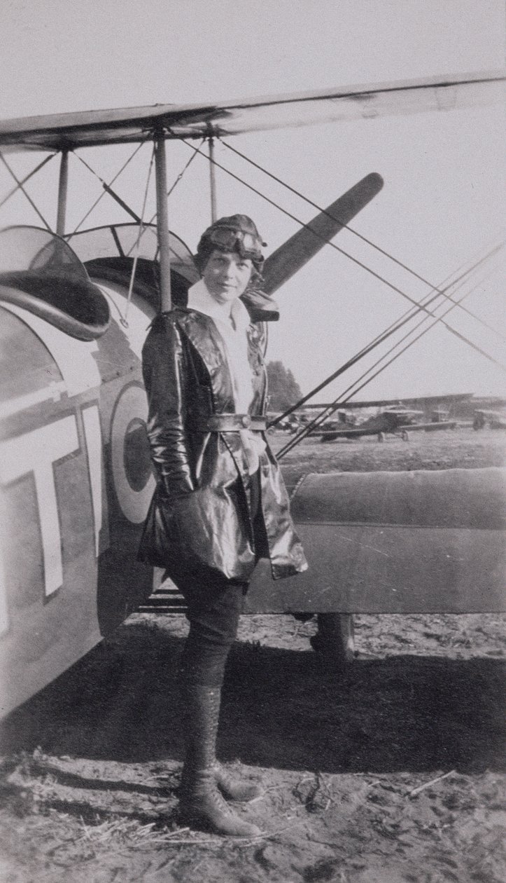 Amelia Earhart (1897-1937) à côté du biplan McLintic - American Photographer