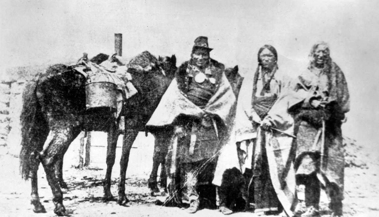 Chefs Cheyenne détenus en otage par le général Custer pour le retour de Mme Morgan et Mme White - American Photographer