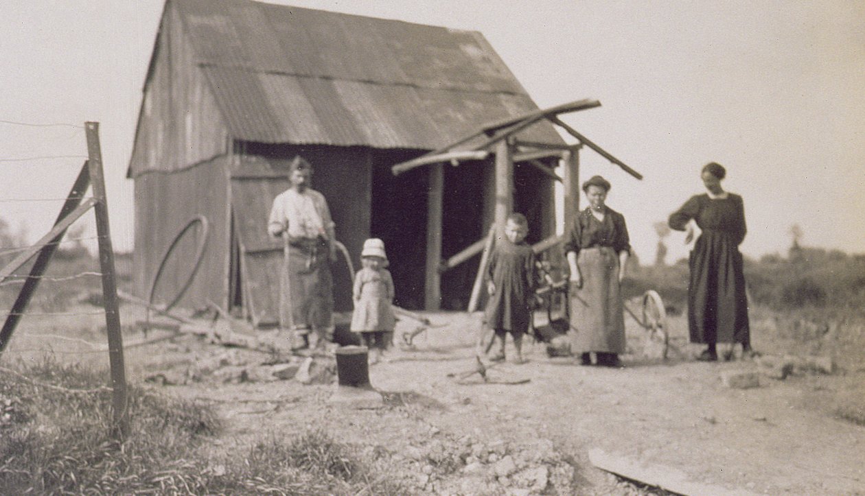 Enfants et familles en France après la Première Guerre mondiale, Lens, Pas-de-Calais, 1919 - American Photographer