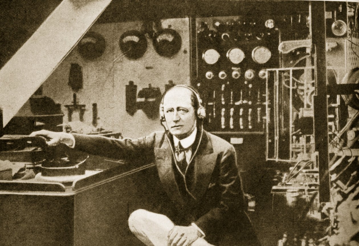Guglielmo Marconi dans la cabine sans fil de son yacht, Elettra - American Photographer