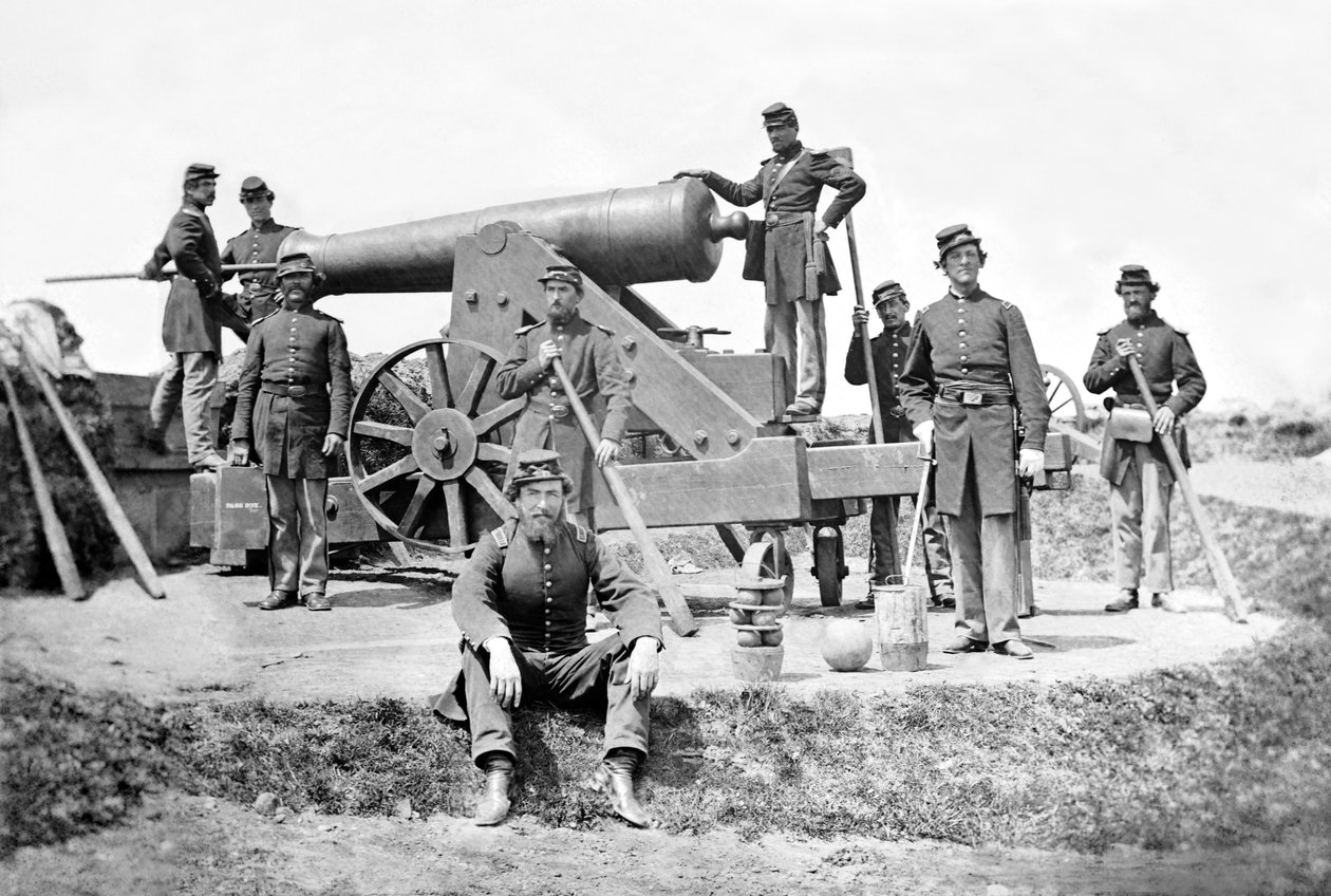 Artilleurs de New York avec un canon lourd à Fort Corcoran, printemps 1862 - American Photographer