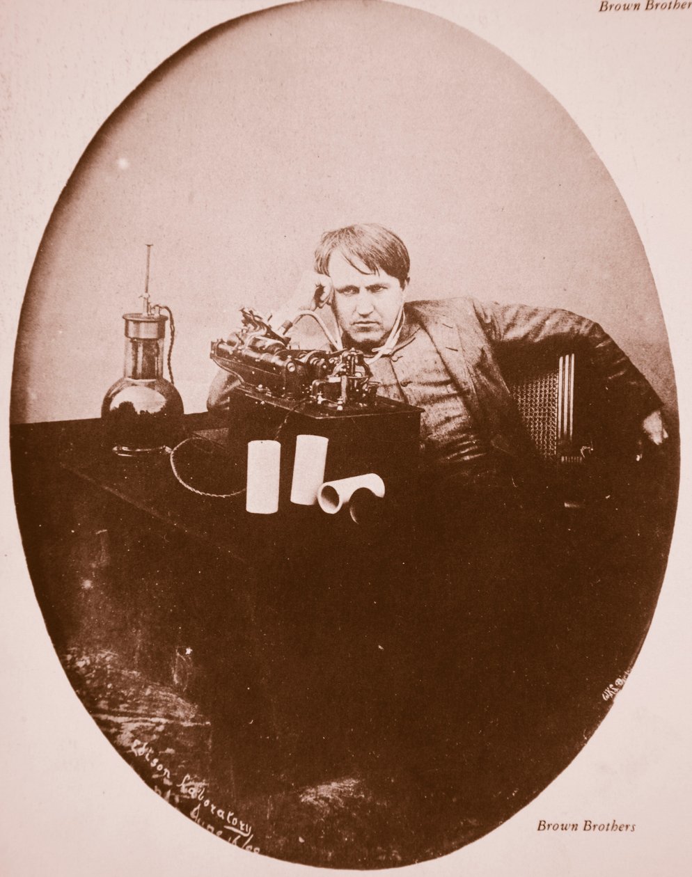 Thomas A. Edison assis à côté de sa machine améliorée, 1889 - American Photographer