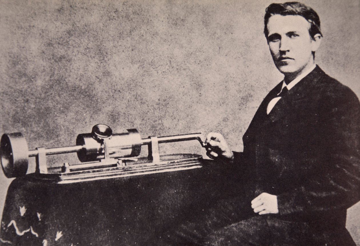 Thomas A. Edison assis à côté de son invention, le phonographe, 1878 - American Photographer