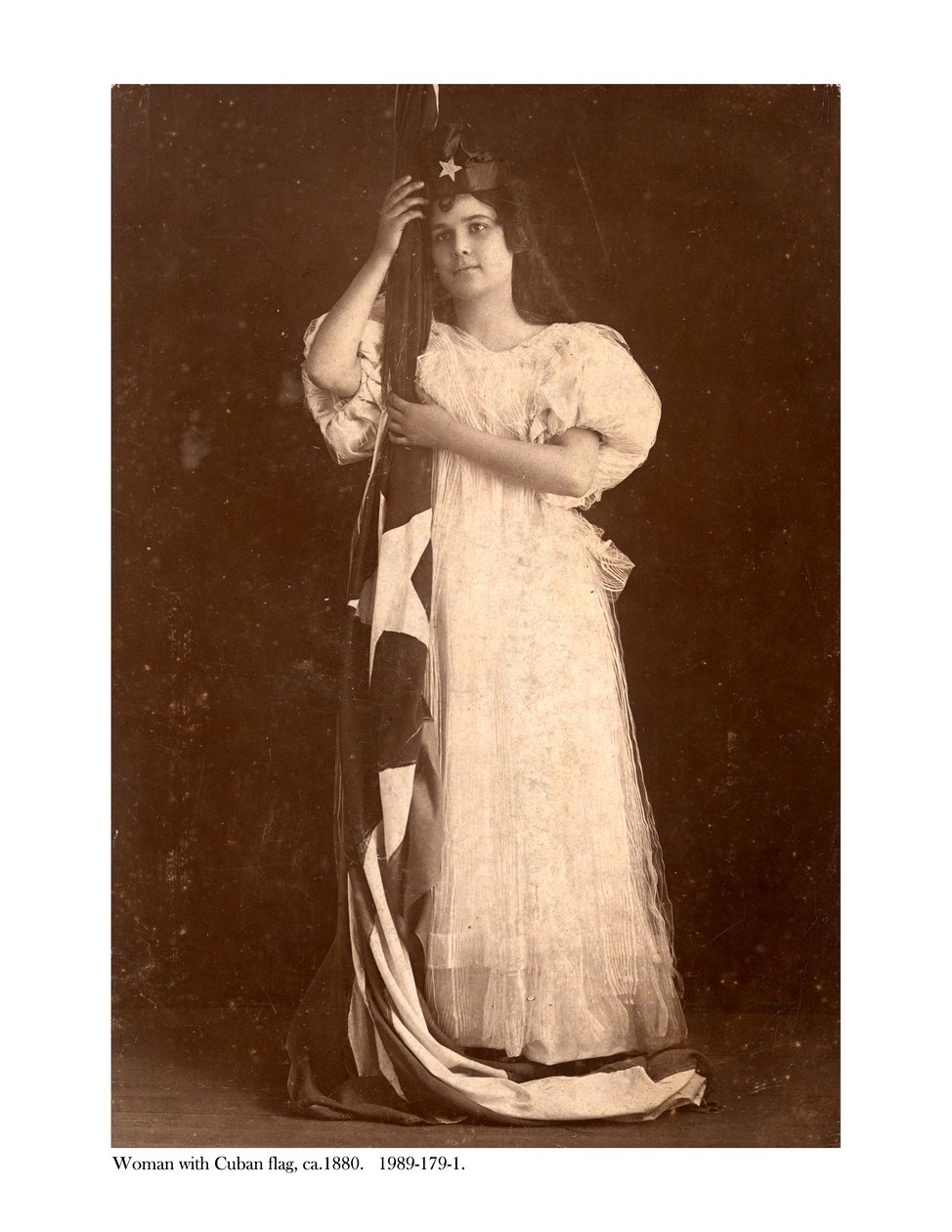 Femme avec drapeau cubain, vers 1880 - American Photographer