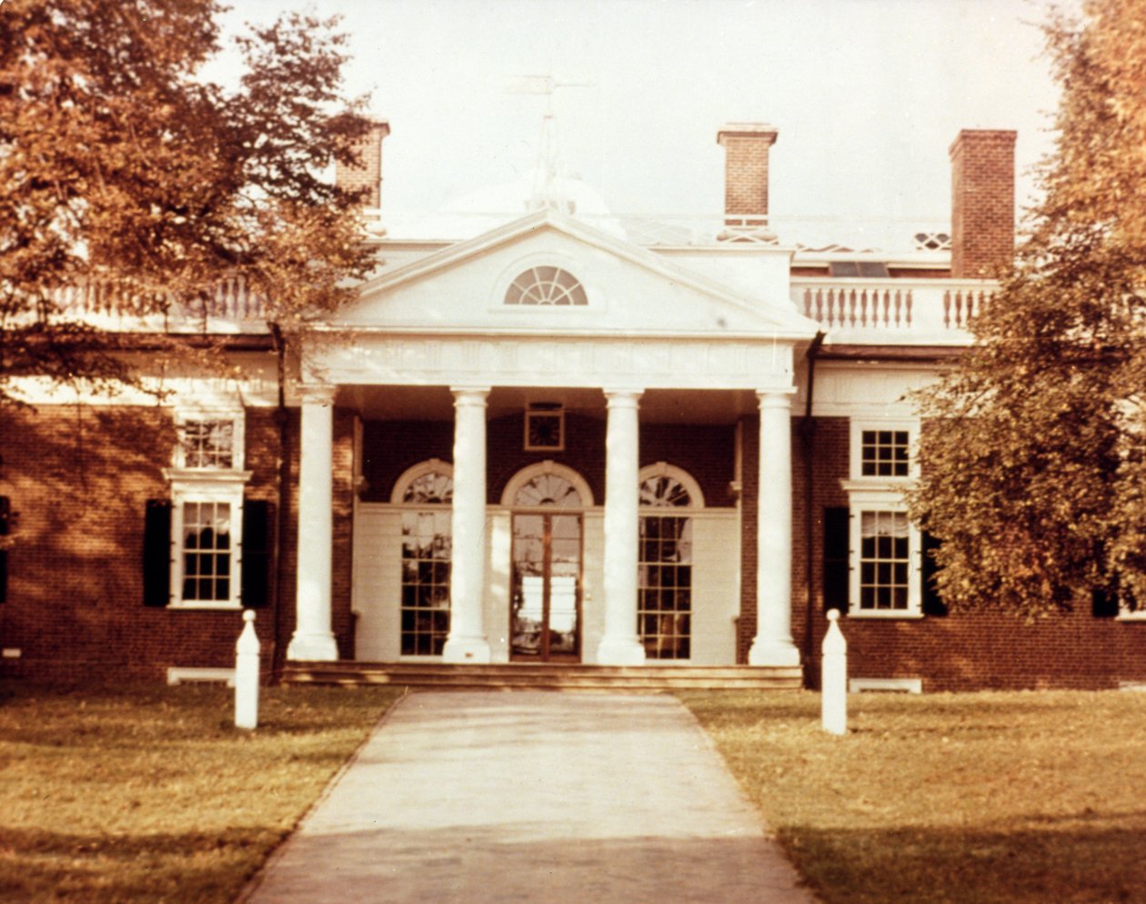 Façade est de Monticello, maison de Thomas Jefferson (1743-1826), construite en 1772 - American School