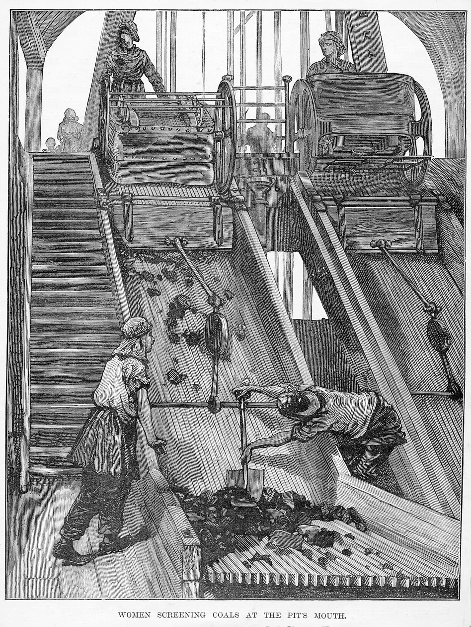 Femmes triant du charbon à l