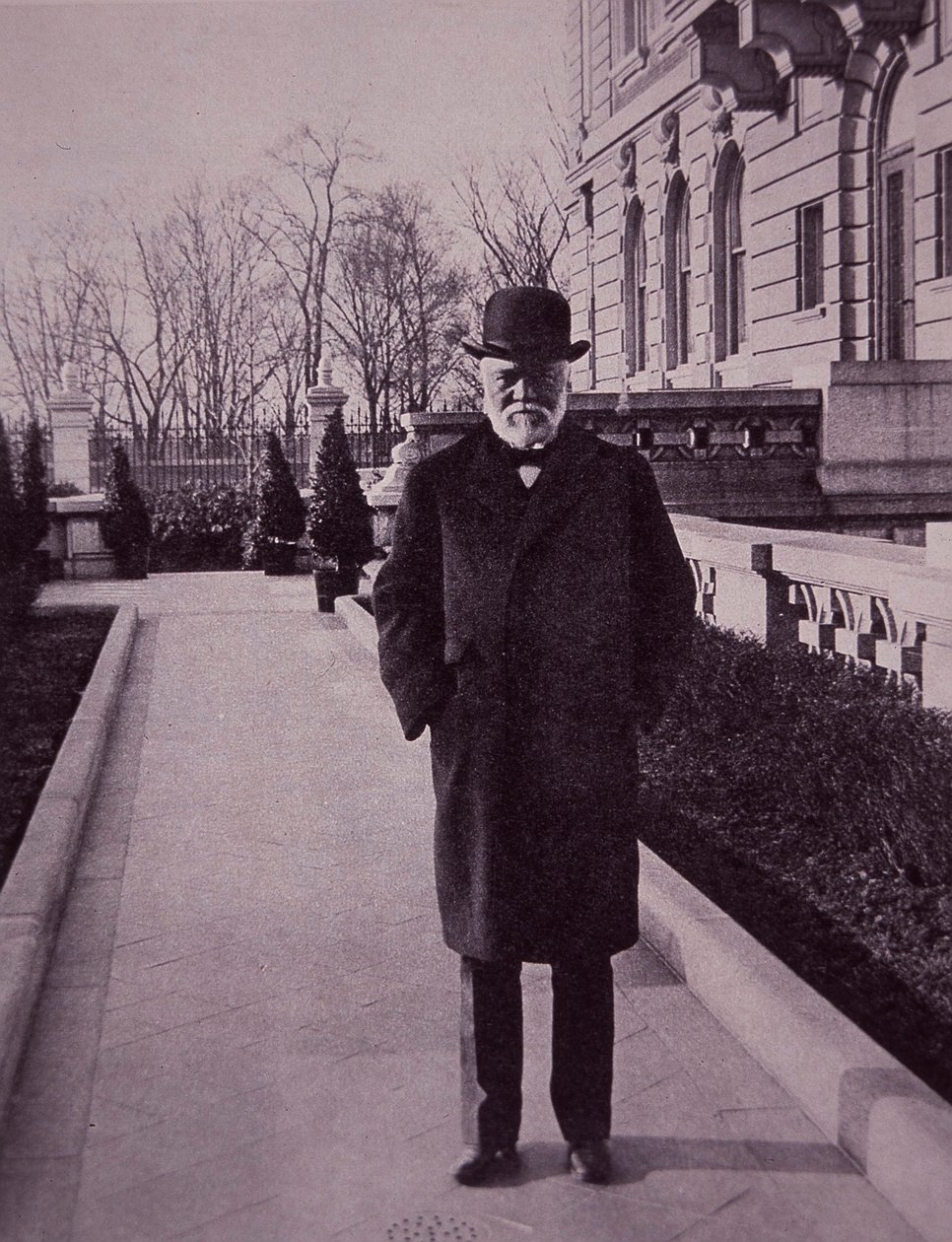 Andrew Carnegie devant son manoir de Fifth Avenue, New York - American Photographer
