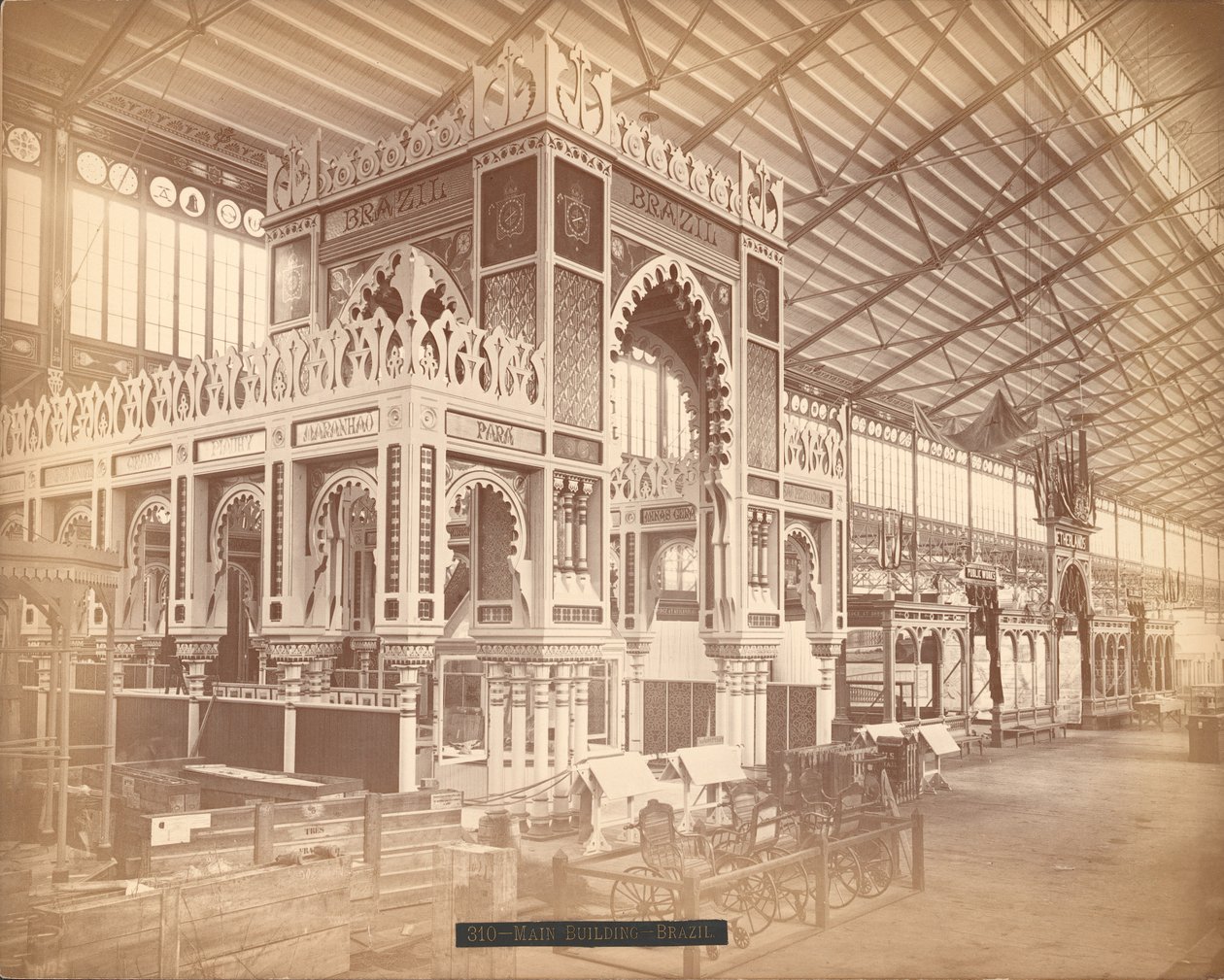 Section brésilienne et néerlandaise, bâtiment principal, Exposition internationale du centenaire, Philadelphie - American Photographer