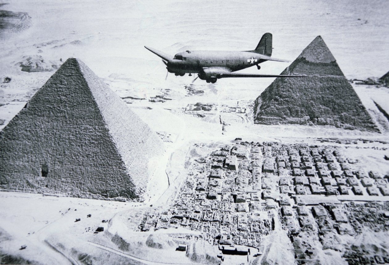 C-47 survolant les pyramides d