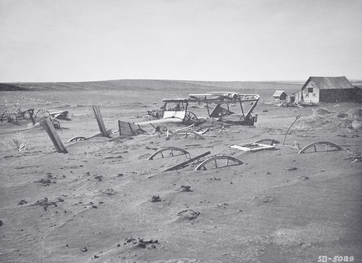 Voiture et machines agricoles enterrées par la poussière et le sable, Dallas, Dakota du Sud - American Photographer