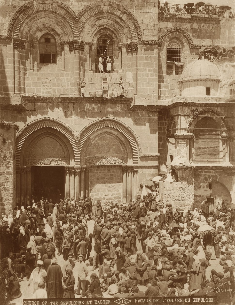 Église du Saint-Sépulcre, Jérusalem, avec la cour bondée de pèlerins rassemblés pour Pâques, 1898-1911 - American Photographer