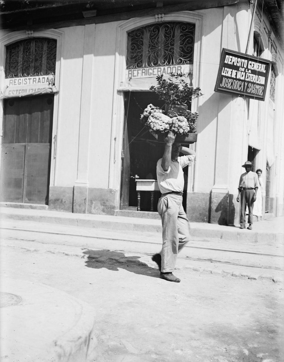 Vendeuse de fleurs, La Havane, vers 1910 (photo n/b) - American Photographer