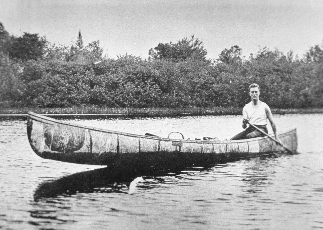 Franklin D. Roosevelt pagayant dans un canoë en bouleau à l