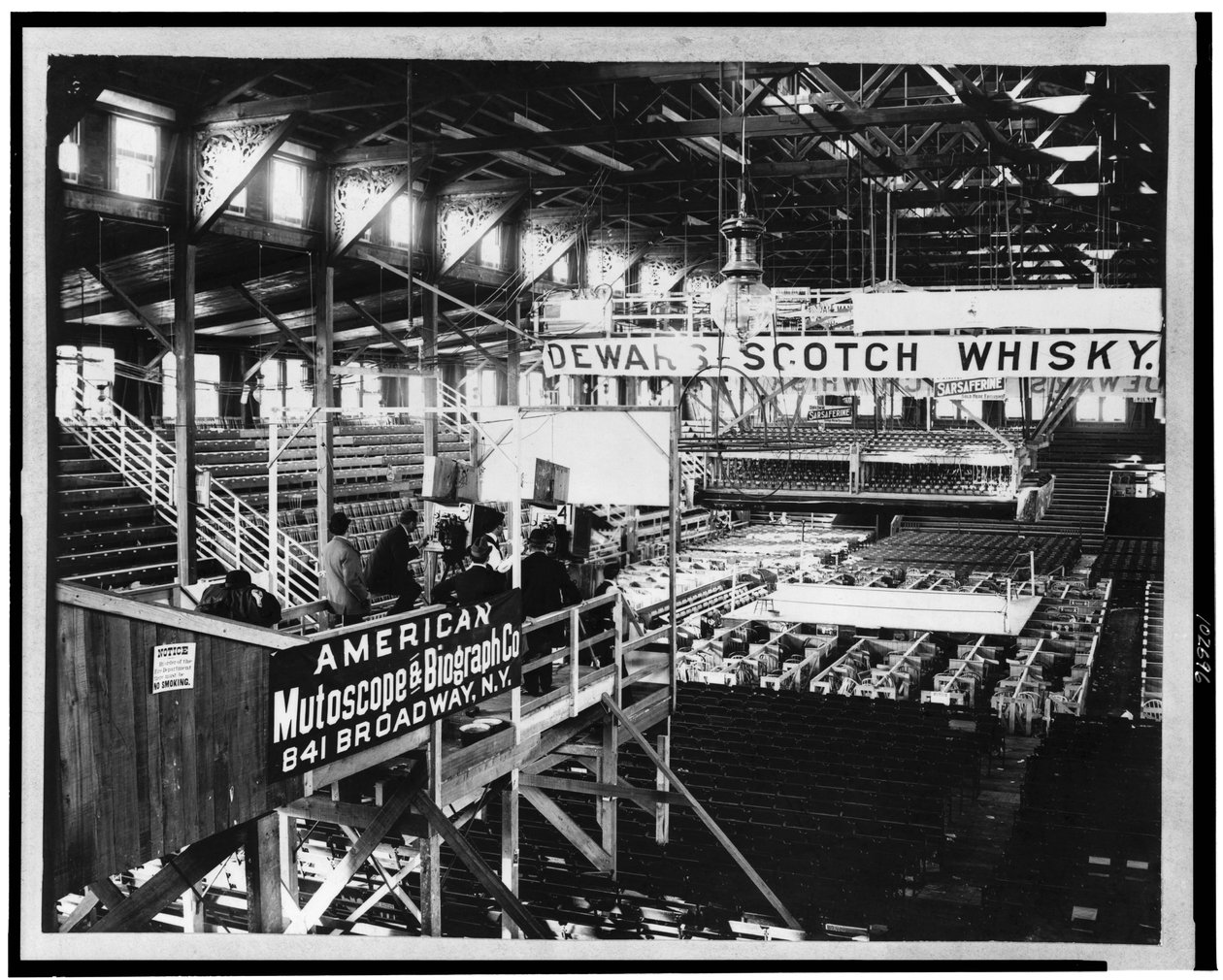 Intérieur de la maison de club de Coney Island, c.1899 - American Photographer