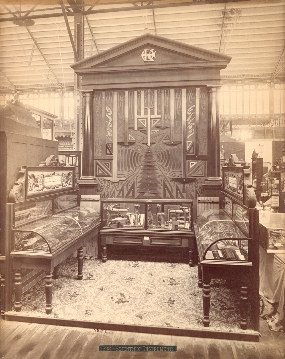 Exposition de Kuffel & Esser, Main Building, Exposition internationale du centenaire, Philadelphie, 1876 - American Photographer