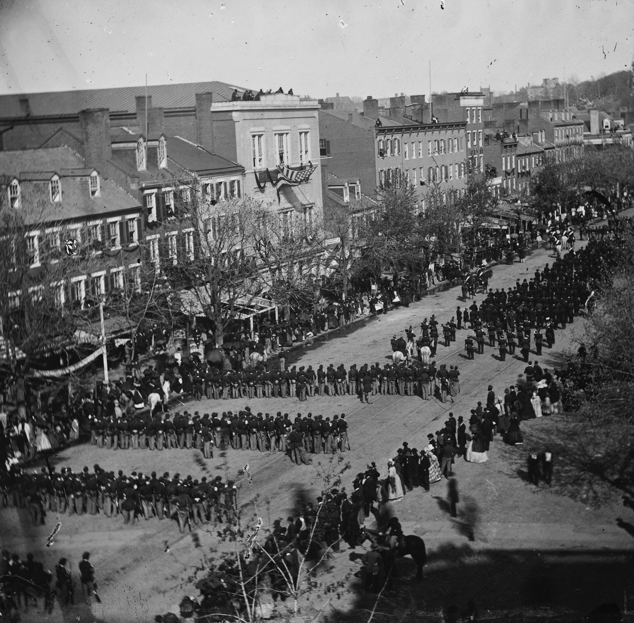 Funérailles de Lincoln sur Pennsylvania Ave., Washington, D.C., 19 avril 1865 - American Photographer