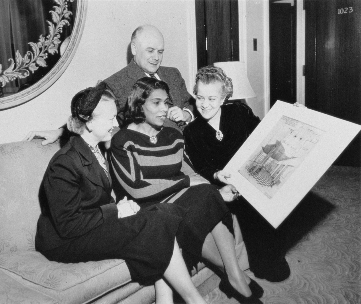 Marian Anderson (1897-1993) et Richard Bucky Fuller (1895-1983) avec deux autres femmes - American Photographer