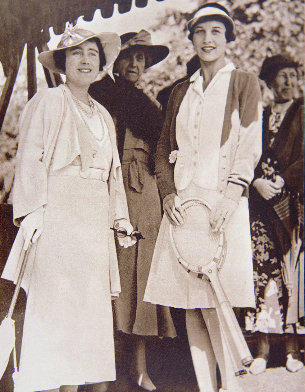 Mme Helen Wills Moody (à droite) la championne de tennis américaine, rencontre la Duchesse d