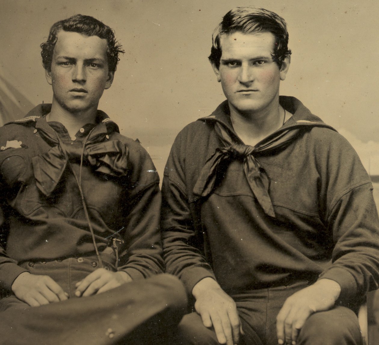 Portrait de deux marins en uniforme de l