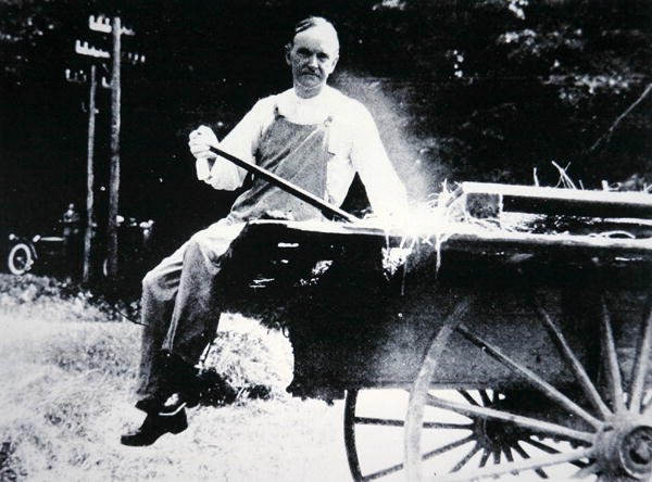 Le président Calvin Coolidge (1873-1933) posant comme fermier pendant des vacances au Vermont - American Photographer