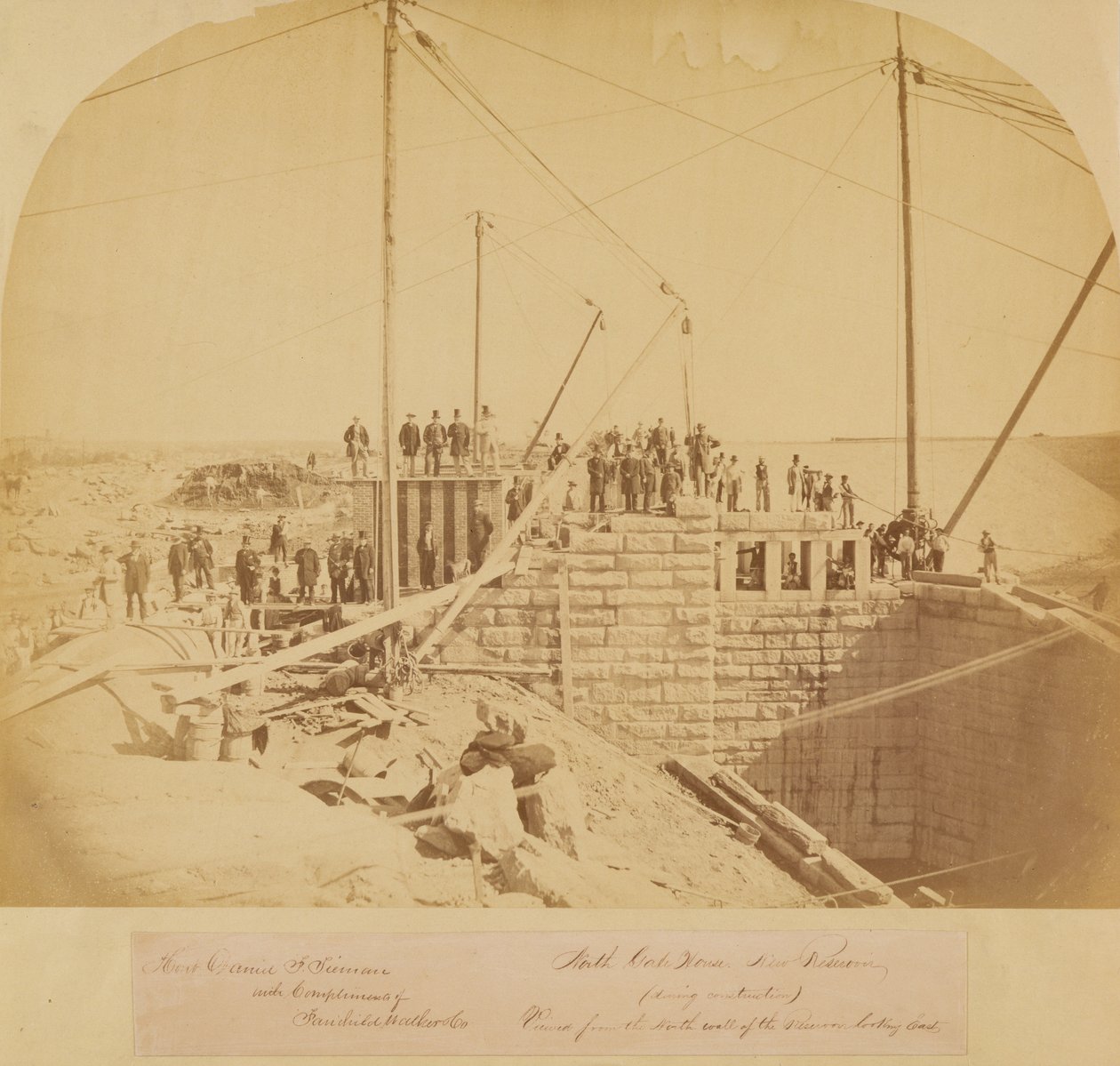 Maison de la porte sud du nouveau réservoir, Central Park, en construction - American Photographer