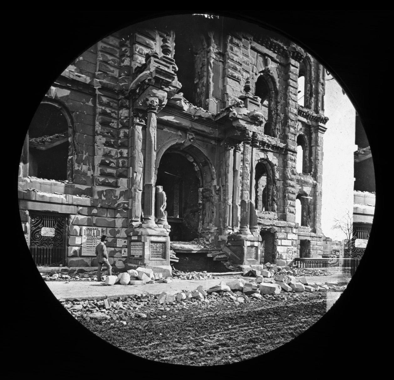 Entrée ouest du palais de justice après le grand incendie de Chicago, 1871 - American Photographer