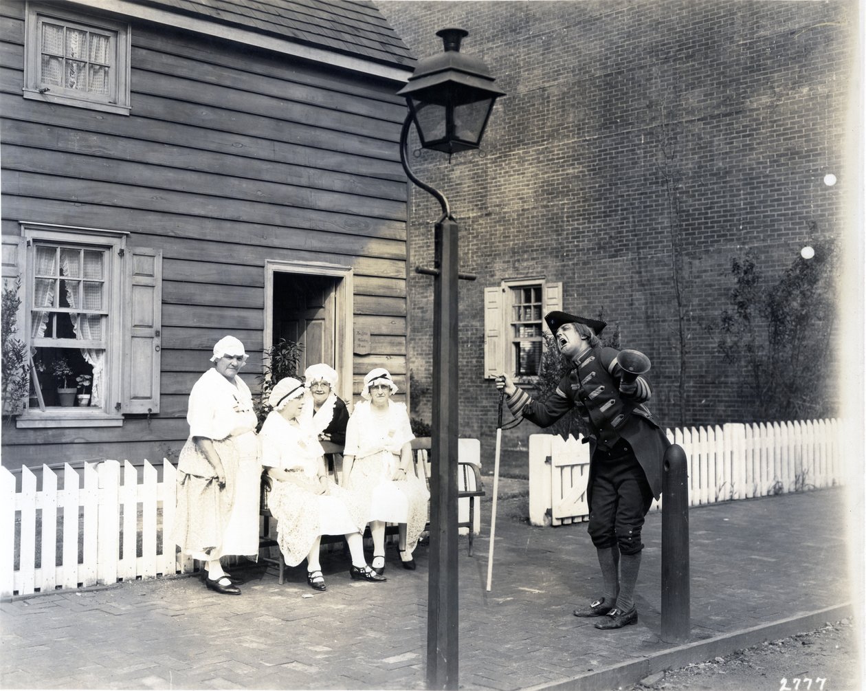 Crieur public sur la grande rue, 1926 - American Photographer