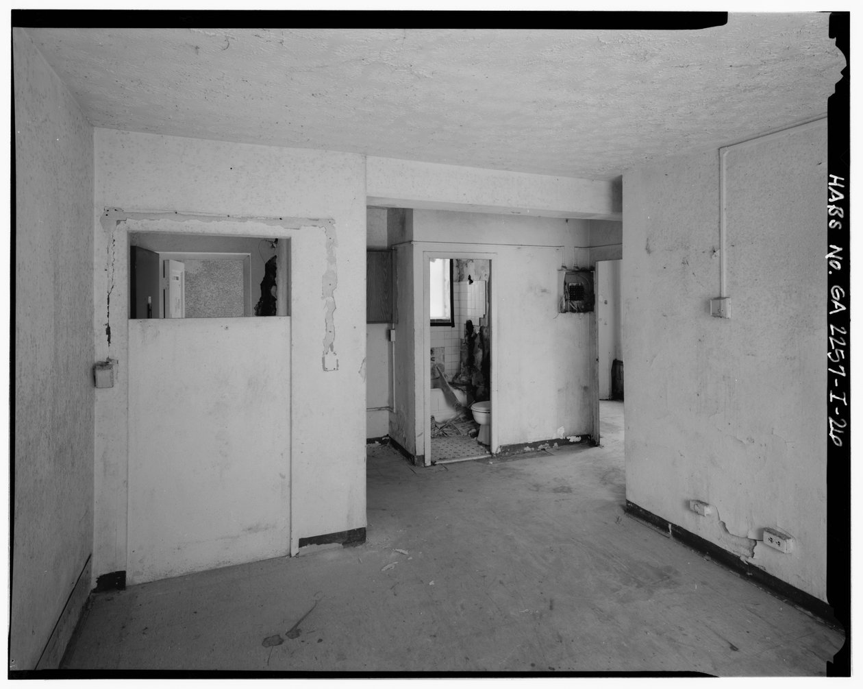 Appartement typique de 2 chambres avec branchement pour machine à laver dans le hall d