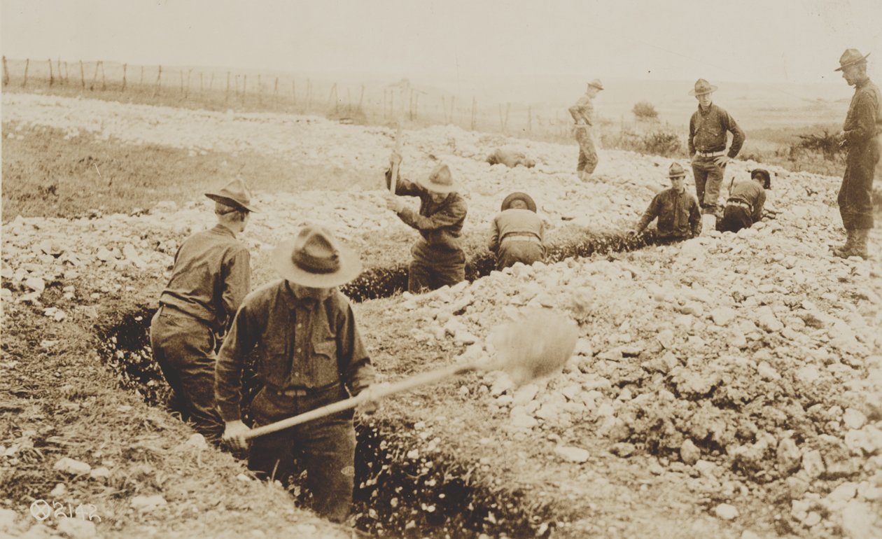 Marines américains en France creusant des tranchées, 1917-19 - American Photographer